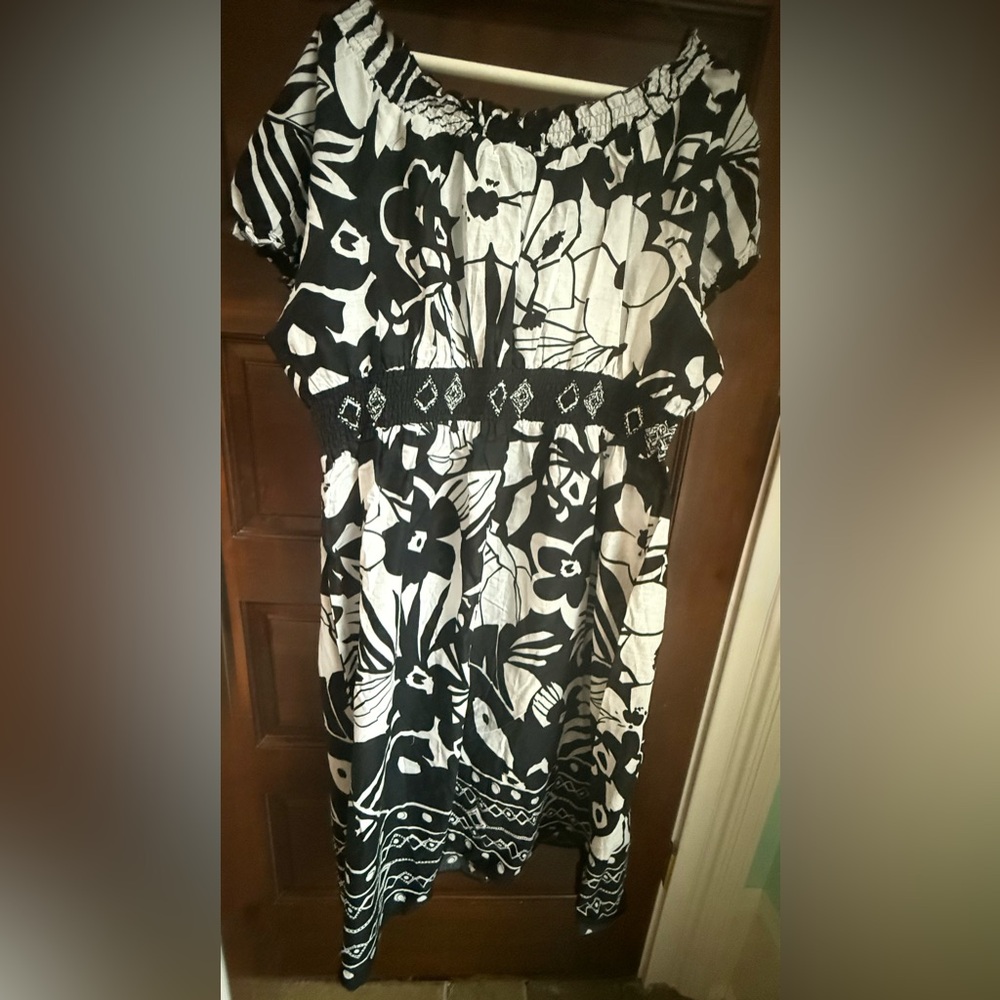NWOT Avenue Plus Size Black and White Floral Cotton  Midi Dress